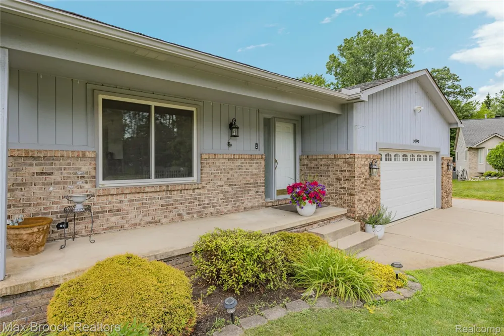 2000 Matthew Street Commerce Charter Township, MI 48390