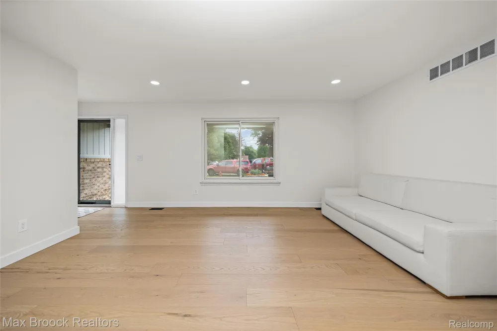 2000 Matthew Street Commerce Charter Township, MI 48390