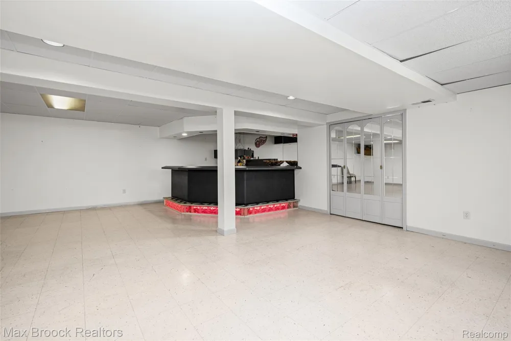 2000 Matthew Street Commerce Charter Township, MI 48390