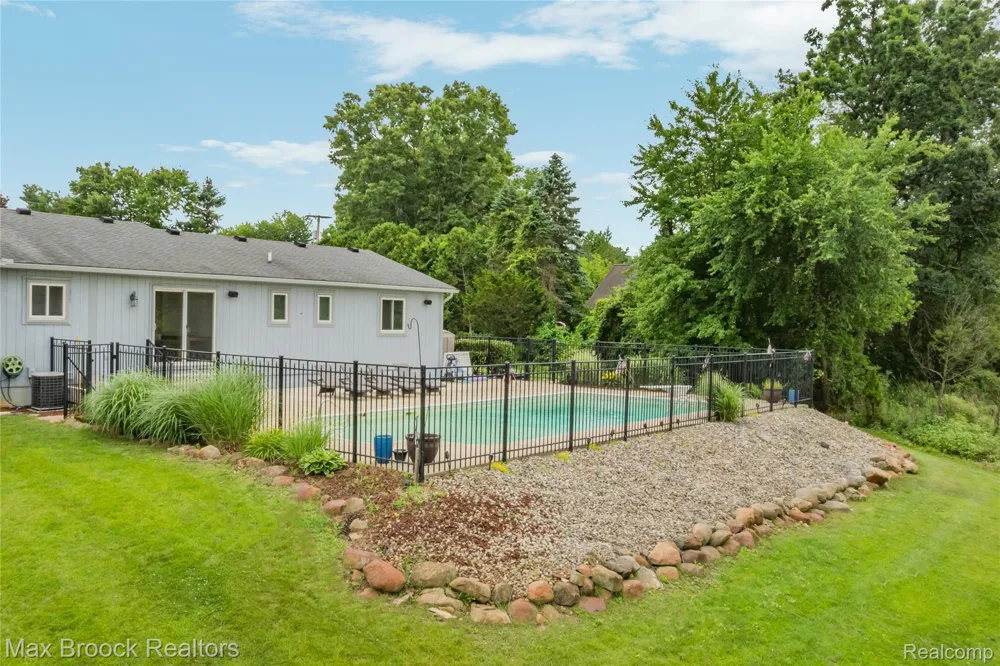 2000 Matthew Street Commerce Charter Township, MI 48390