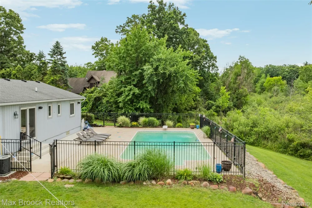 2000 Matthew Street Commerce Charter Township, MI 48390