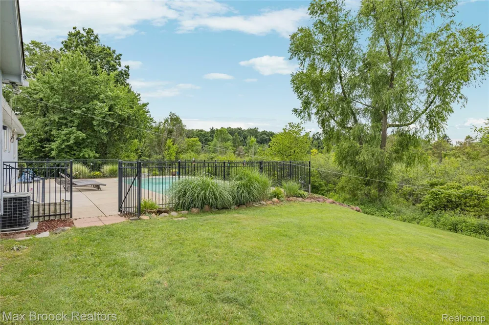 2000 Matthew Street Commerce Charter Township, MI 48390