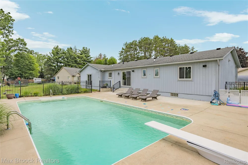2000 Matthew Street Commerce Charter Township, MI 48390