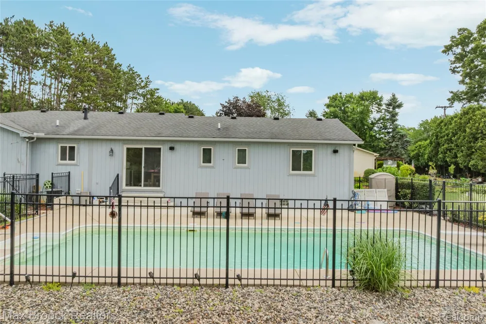2000 Matthew Street Commerce Charter Township, MI 48390