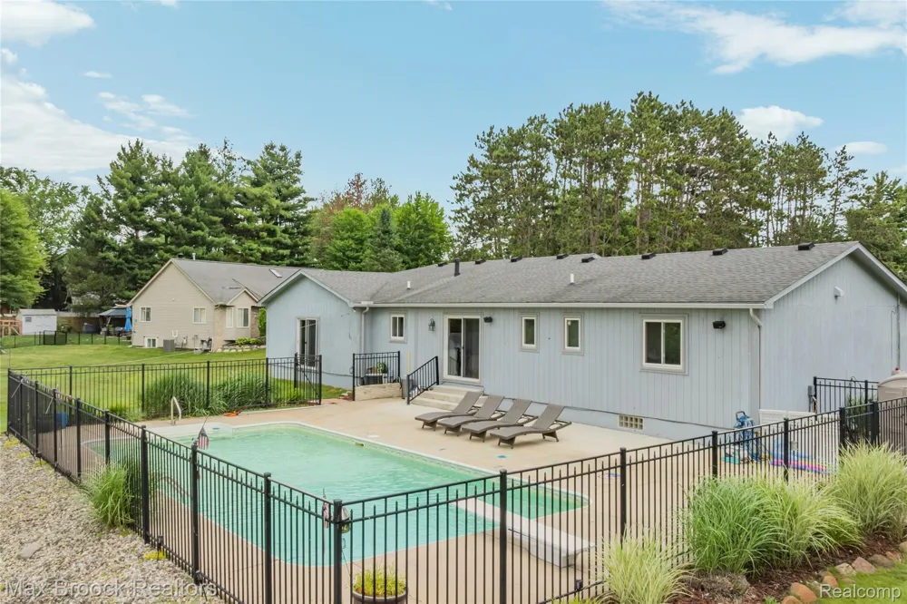 2000 Matthew Street Commerce Charter Township, MI 48390