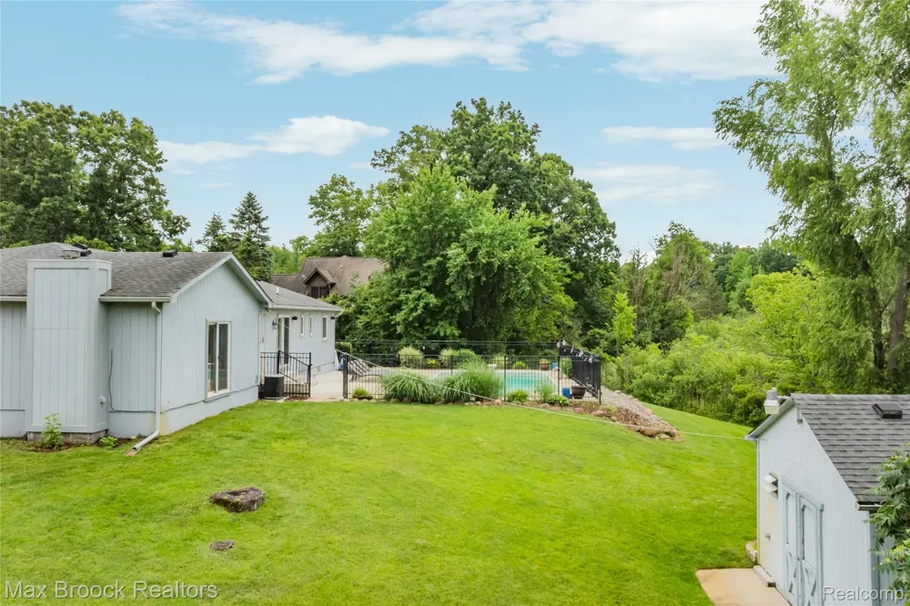 2000 Matthew Street Commerce Charter Township, MI 48390