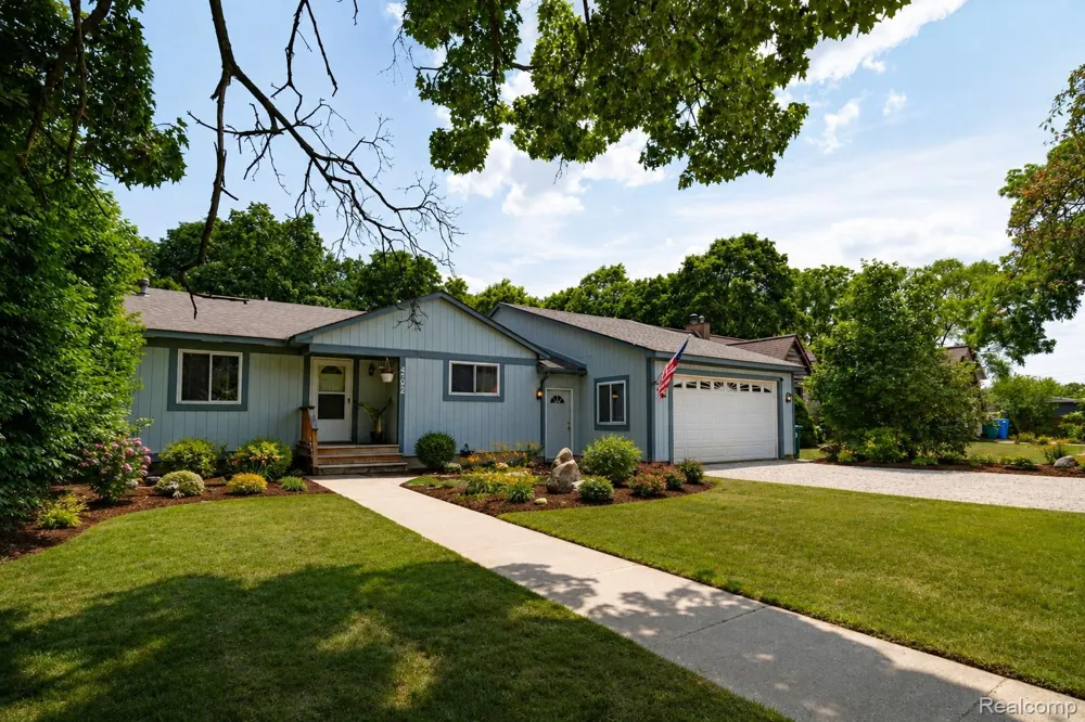4792 Broadway Street Commerce Charter Township, MI 48382