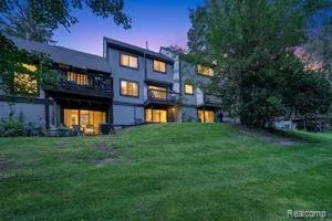 515 Carberry Hill Brighton City, MI 48116