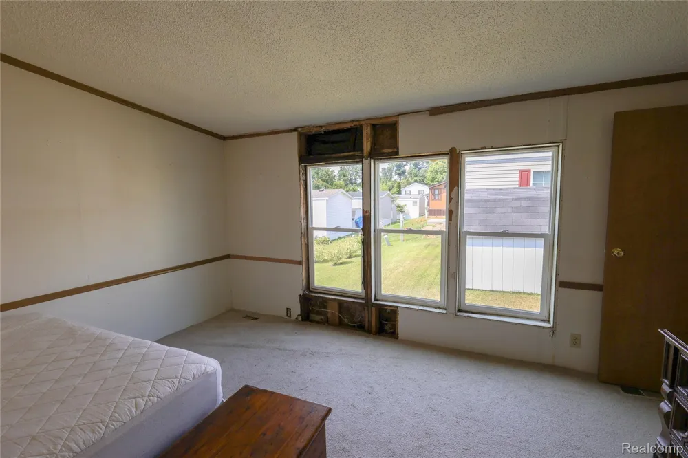 211 Pinewood Dr White Lake Charter Township, MI 48386