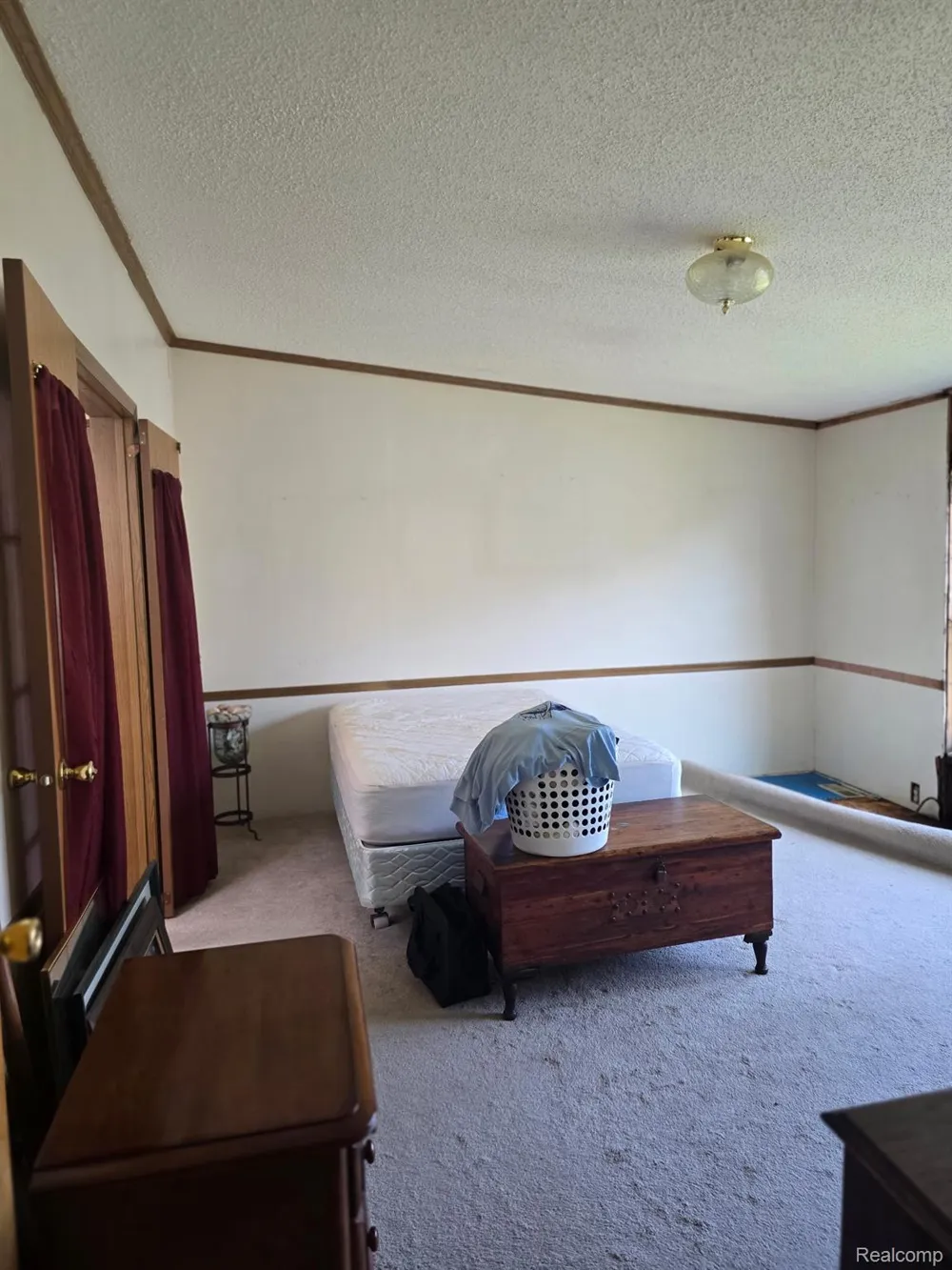 211 Pinewood Dr White Lake Charter Township, MI 48386