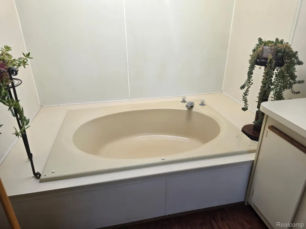 211 Pinewood Dr White Lake Charter Township, MI 48386