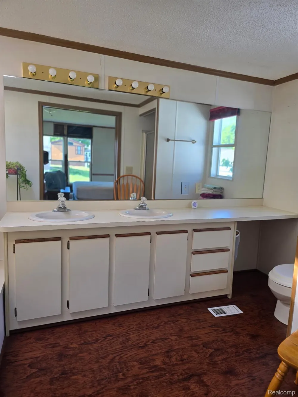 211 Pinewood Dr White Lake Charter Township, MI 48386