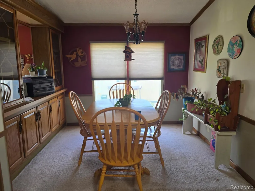 211 Pinewood Dr White Lake Charter Township, MI 48386