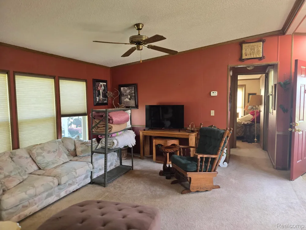 211 Pinewood Dr White Lake Charter Township, MI 48386