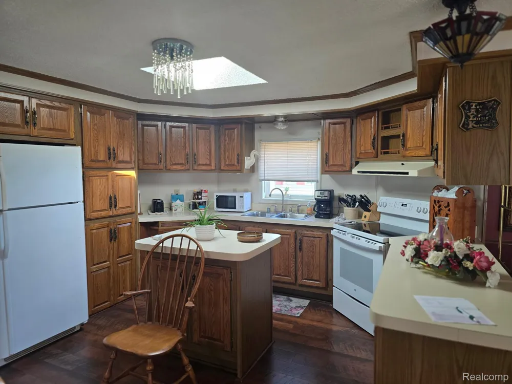 211 Pinewood Dr White Lake Charter Township, MI 48386