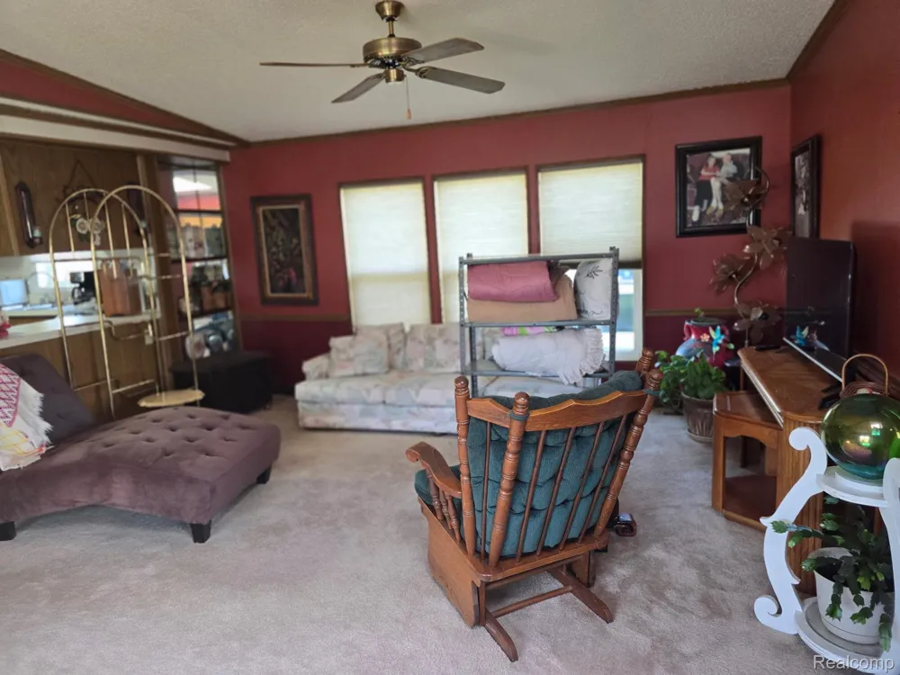 211 Pinewood Dr White Lake Charter Township, MI 48386