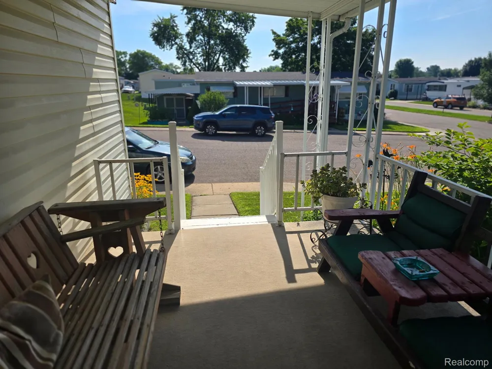 211 Pinewood Dr White Lake Charter Township, MI 48386