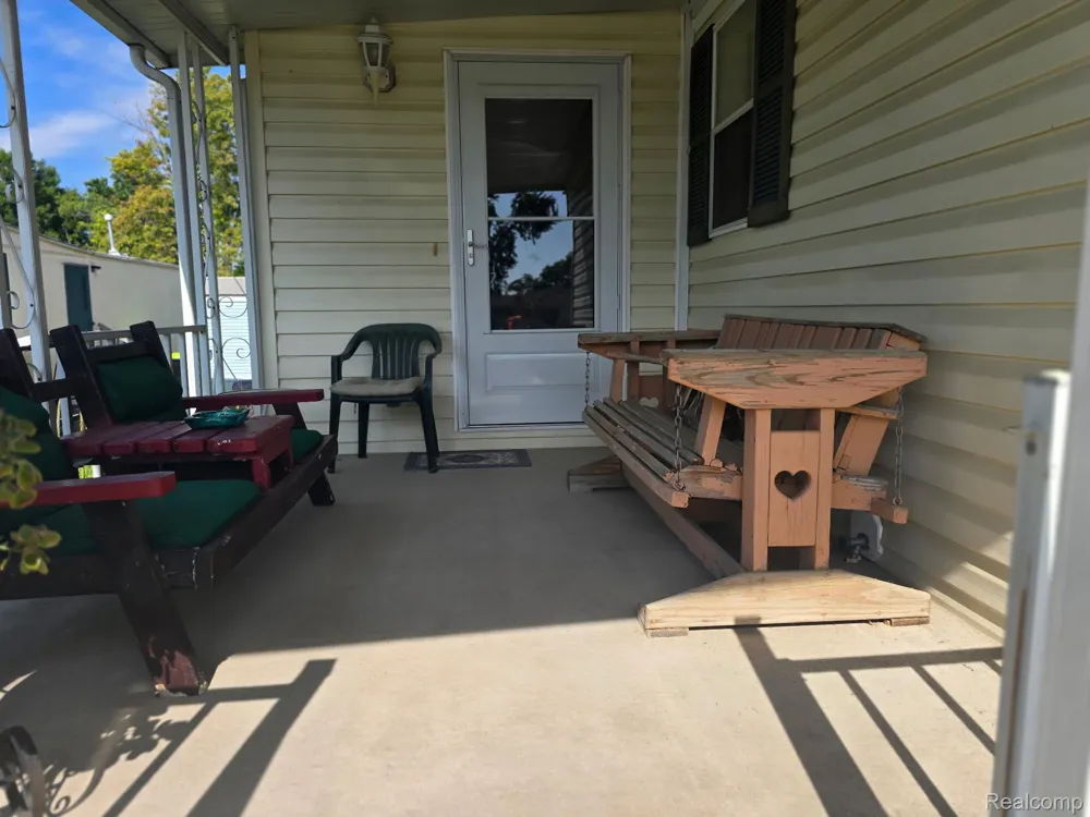 211 Pinewood Dr White Lake Charter Township, MI 48386