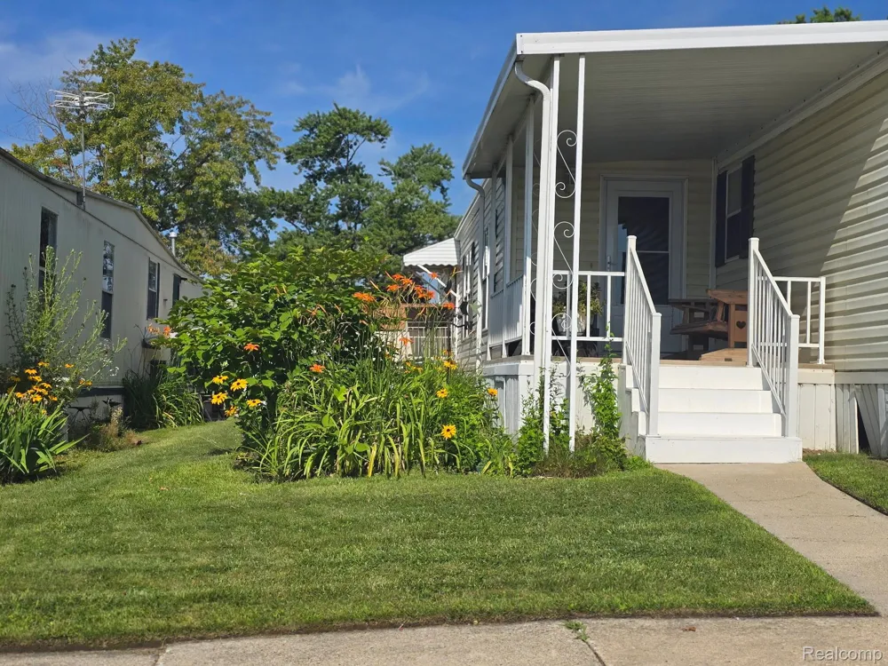 211 Pinewood Dr White Lake Charter Township, MI 48386