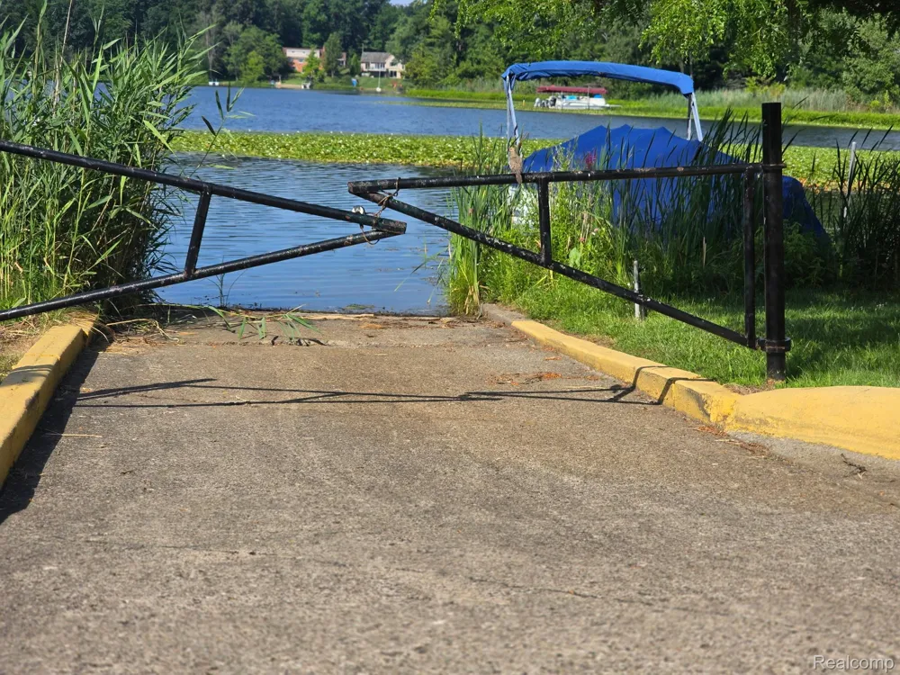 211 Pinewood Dr White Lake Charter Township, MI 48386