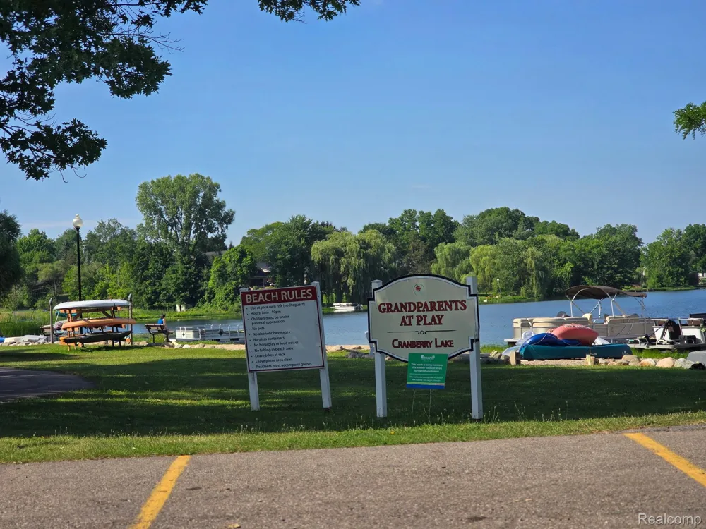211 Pinewood Dr White Lake Charter Township, MI 48386