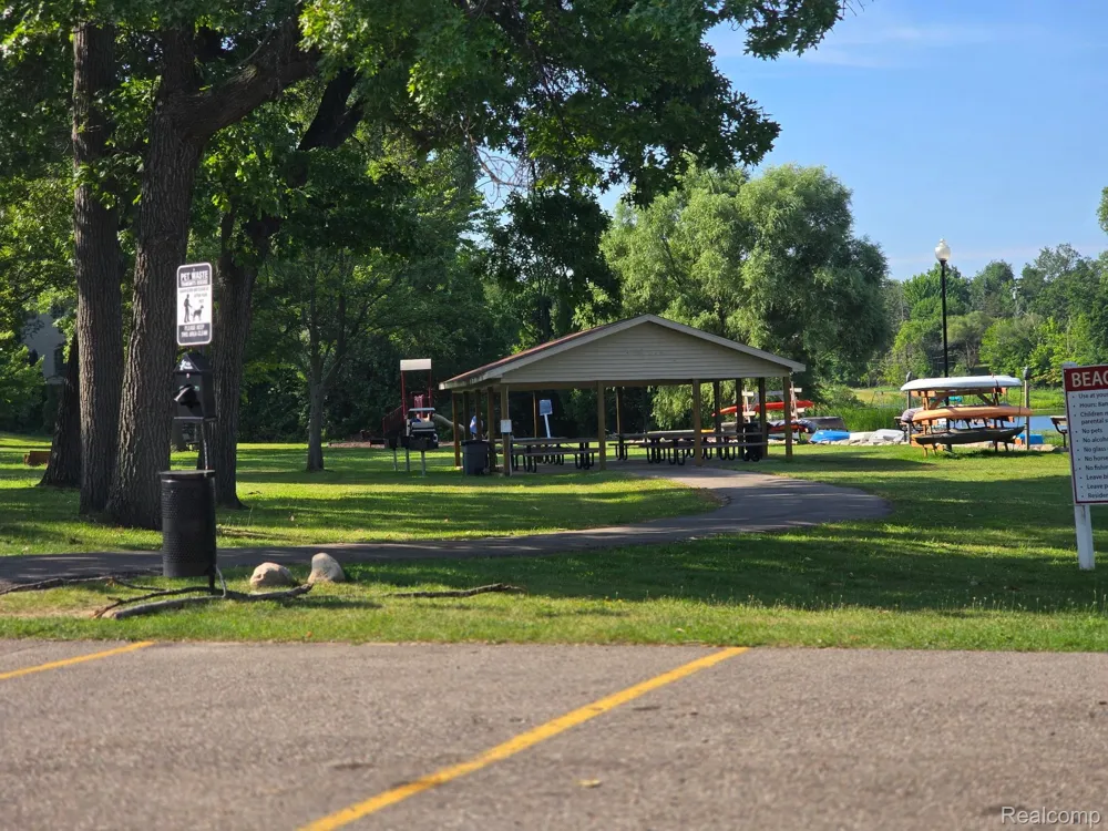 211 Pinewood Dr White Lake Charter Township, MI 48386
