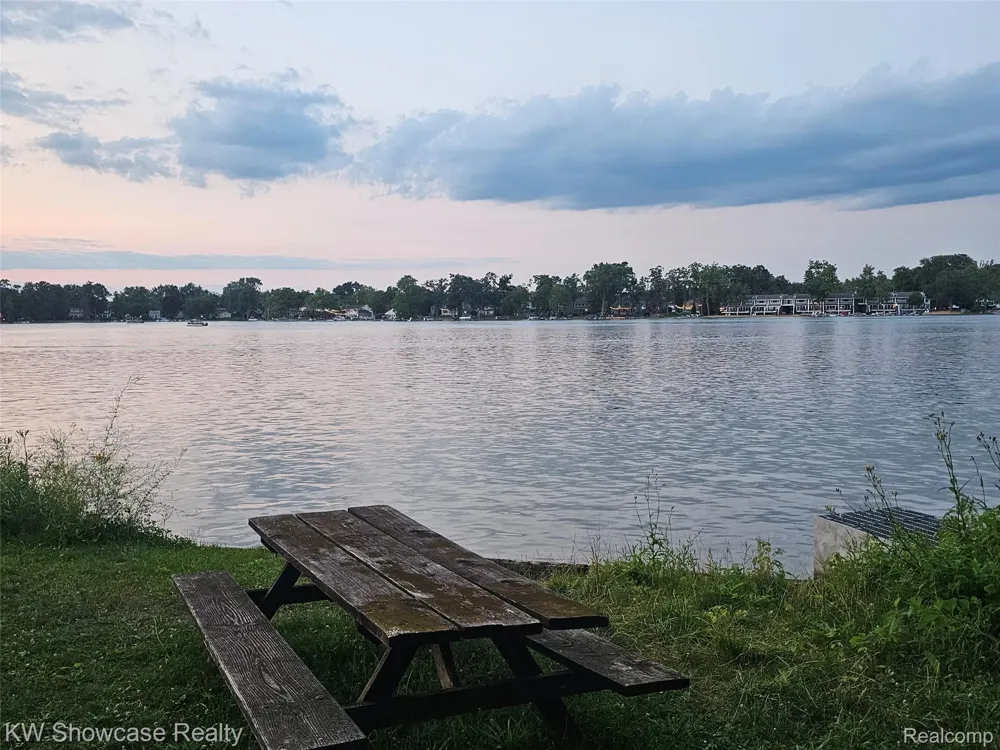 8621 Oakside Avenue Commerce Charter Township, MI 48382