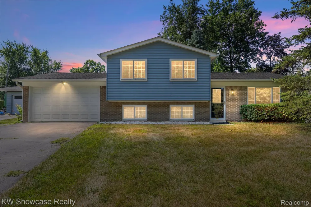 8621 Oakside Avenue Commerce Charter Township, MI 48382