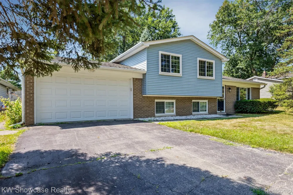 8621 Oakside Avenue Commerce Charter Township, MI 48382