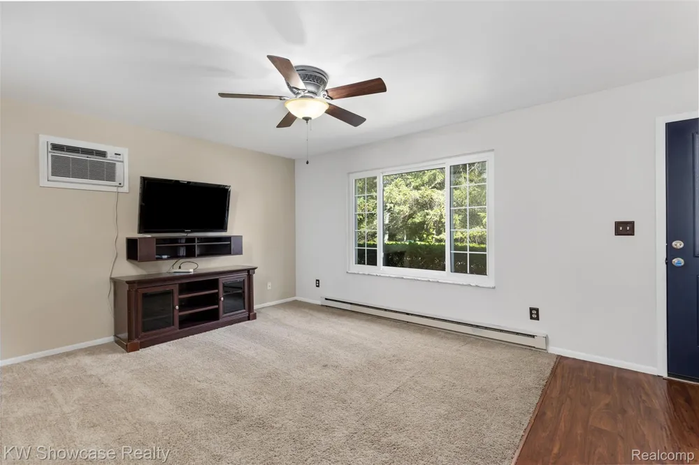 8621 Oakside Avenue Commerce Charter Township, MI 48382