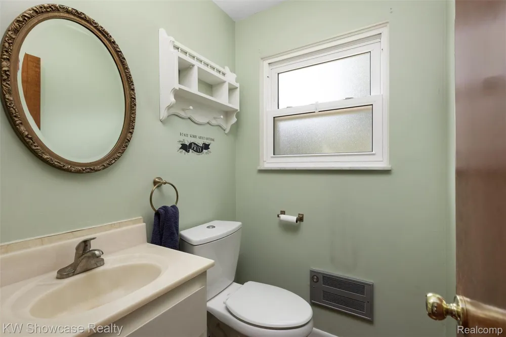 8621 Oakside Avenue Commerce Charter Township, MI 48382
