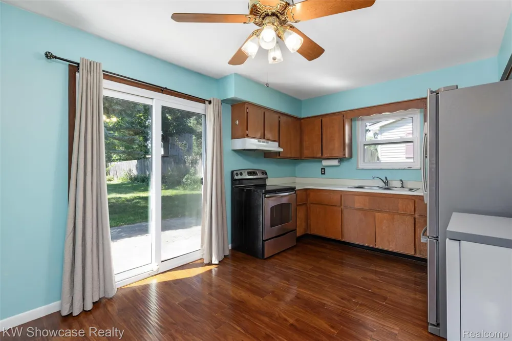 8621 Oakside Avenue Commerce Charter Township, MI 48382