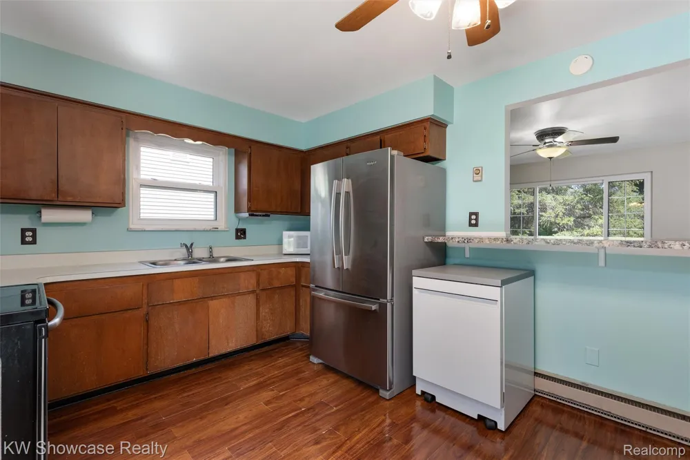 8621 Oakside Avenue Commerce Charter Township, MI 48382