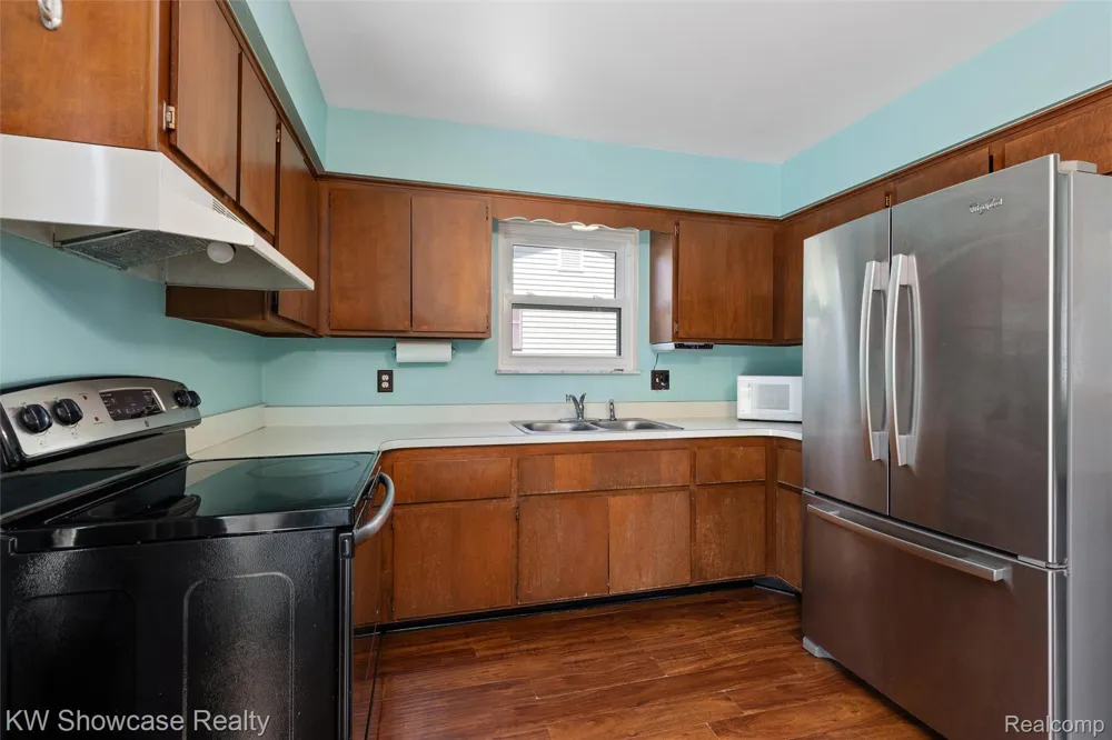 8621 Oakside Avenue Commerce Charter Township, MI 48382