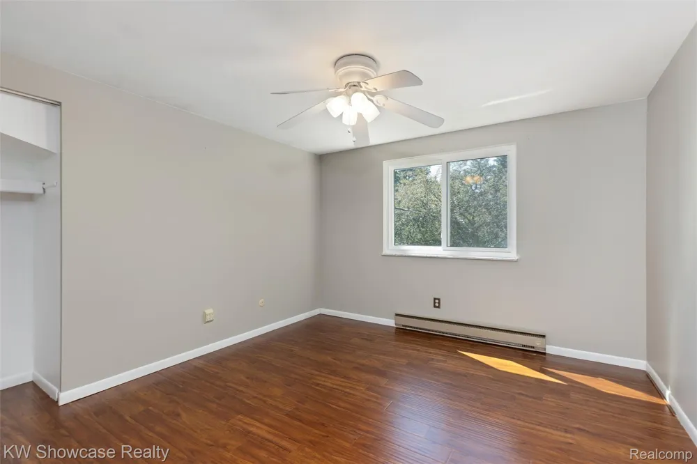 8621 Oakside Avenue Commerce Charter Township, MI 48382