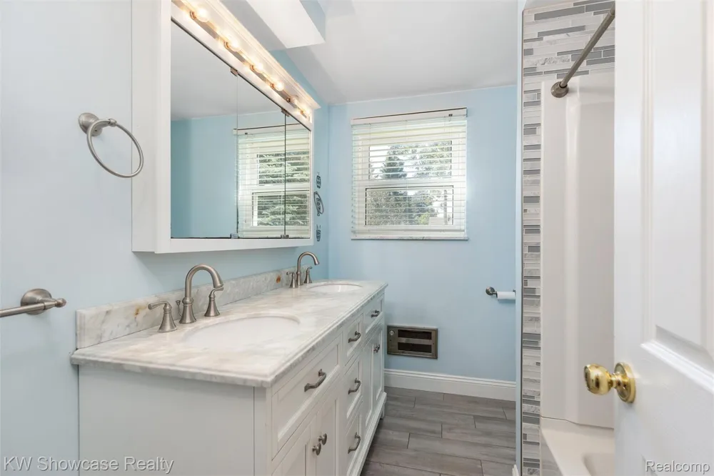 8621 Oakside Avenue Commerce Charter Township, MI 48382