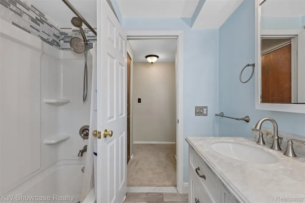 8621 Oakside Avenue Commerce Charter Township, MI 48382