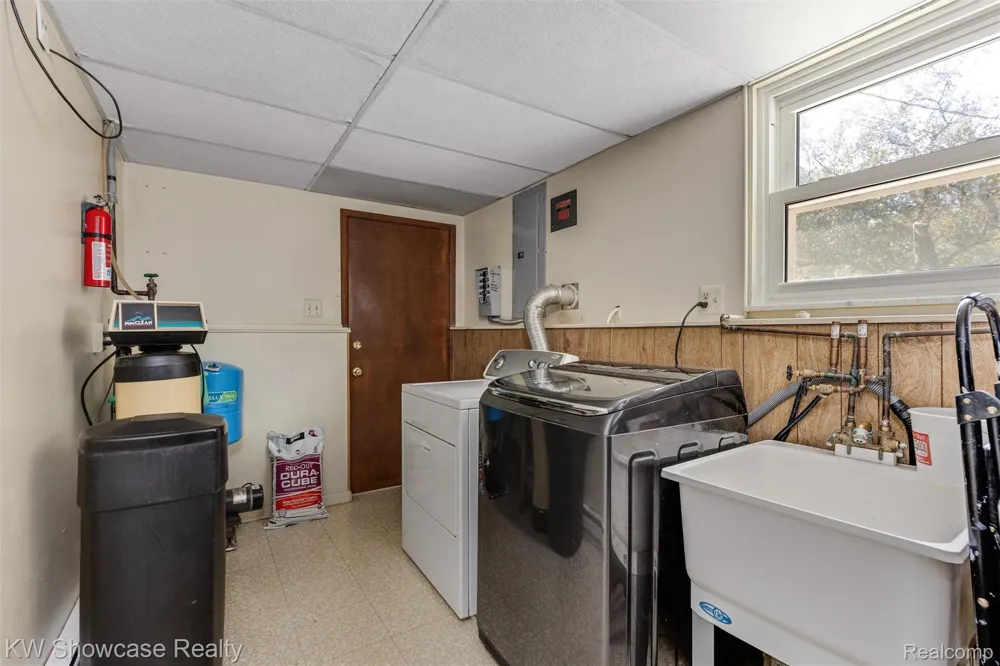 8621 Oakside Avenue Commerce Charter Township, MI 48382