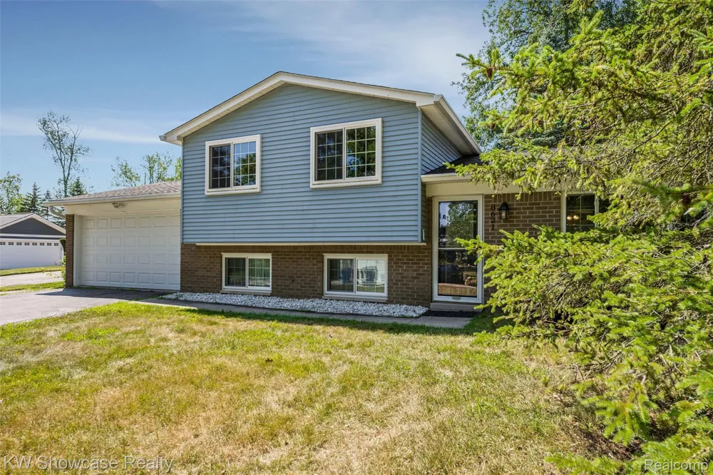 8621 Oakside Avenue Commerce Charter Township, MI 48382