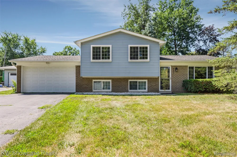 8621 Oakside Avenue Commerce Charter Township, MI 48382