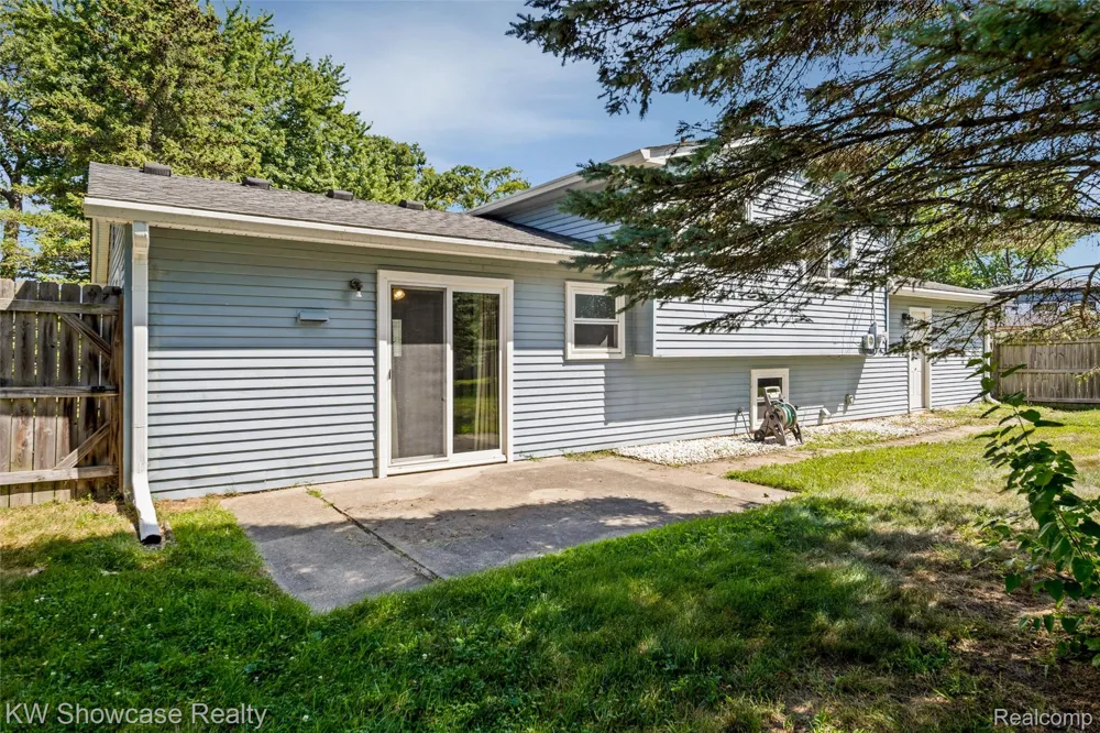 8621 Oakside Avenue Commerce Charter Township, MI 48382