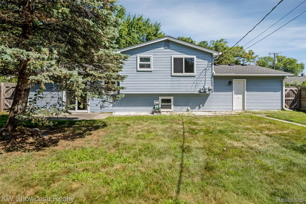 8621 Oakside Avenue Commerce Charter Township, MI 48382