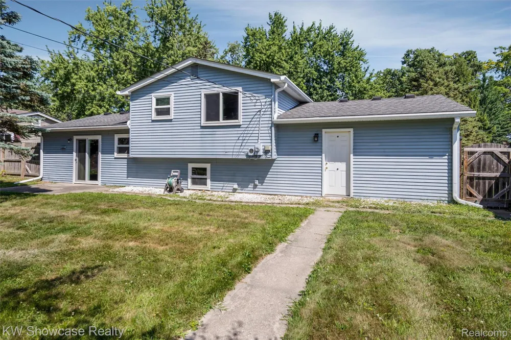 8621 Oakside Avenue Commerce Charter Township, MI 48382