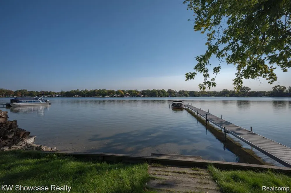 8621 Oakside Avenue Commerce Charter Township, MI 48382