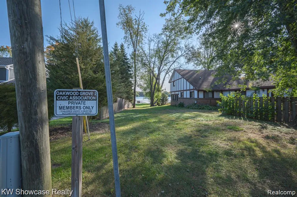 8621 Oakside Avenue Commerce Charter Township, MI 48382