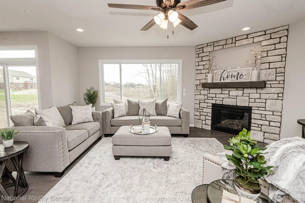 26 Woodland Meadows Chesterfield Township, MI 48047