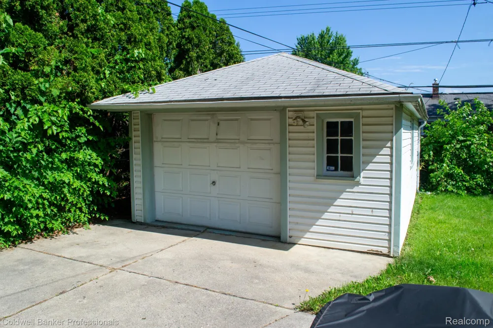 18441 Frazho Road Roseville City, MI 48066
