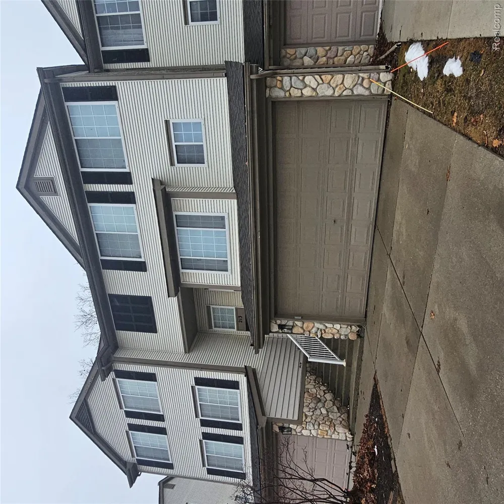 215 Oak Ridge Drive Pontiac City, MI 48341