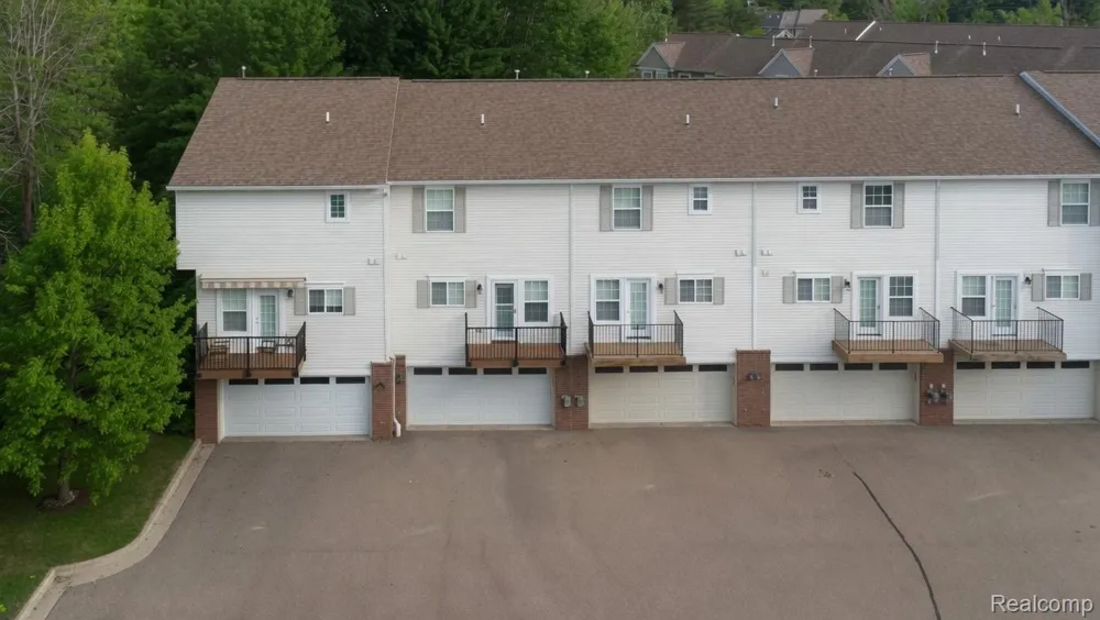 868 Eagle Drive Fenton City, MI 48430