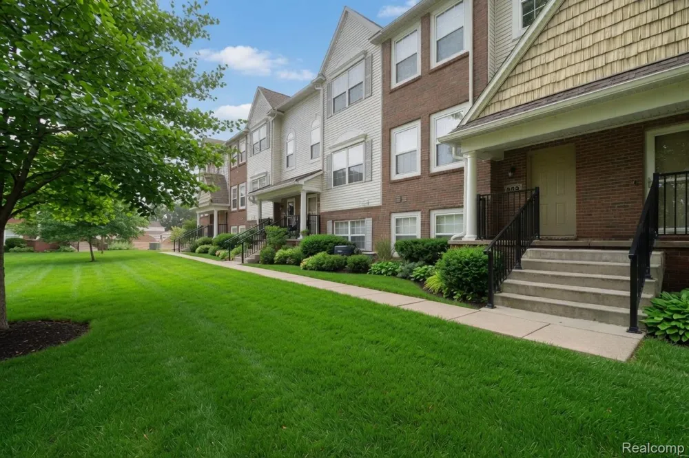 868 Eagle Drive Fenton City, MI 48430